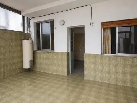 Propiedad en Block sobre Lote de 8.66x41.34 Local comercial   3 deptos. en Parque chacabuco