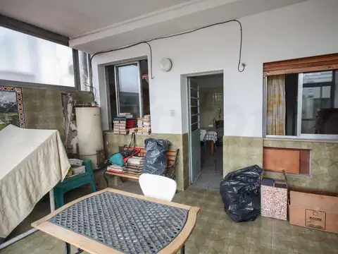Propiedad en Block sobre Lote de 8.66x41.34 Local comercial   3 deptos. en Parque chacabuco