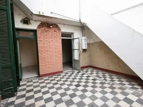 Propiedad en Block sobre Lote de 8.66x41.34 Local comercial   3 deptos. en Parque chacabuco