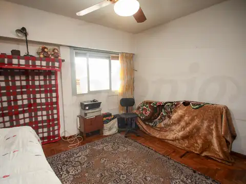 Propiedad en Block sobre Lote de 8.66x41.34 Local comercial   3 deptos. en Parque chacabuco