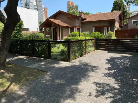 Venta Casa 5 ambientes Bernal Centro 