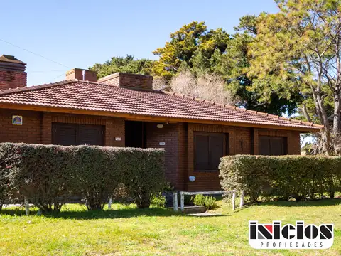 Hermosa Casa Frente a la Plaza de los Pioneros - C755