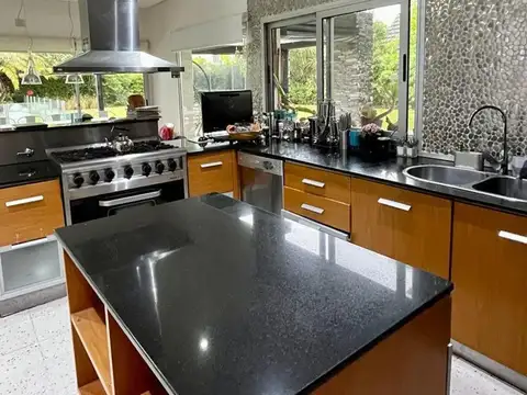 Casa en Alquiler con 3 cocheras