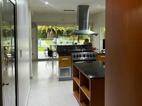 Casa 5 ambientes con 3 baños