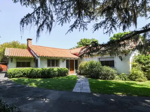 Casa en venta de tres dormitorios en fisherton tradicional quincho parrillero piscina