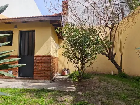 CASA 4 AMBIENTES COCHERA JARDIN QUINCHO PARRILLA