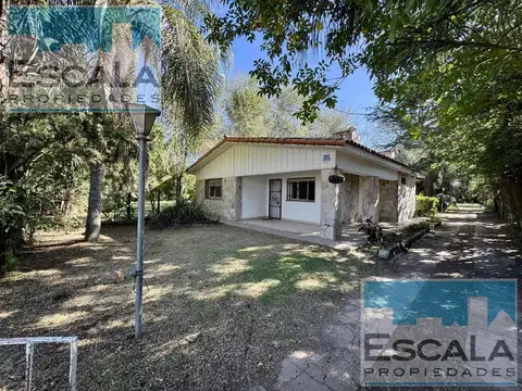 CASA DOS DORMITOIOS, QUINCHO, JARDIN TERRENO SALIDA A DOS CALLES