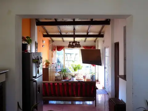Casa 4 ambientes con 2 baños