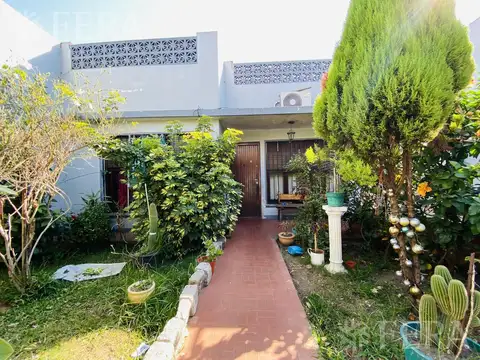 Venta de casa con cochera y terraza en Wilde