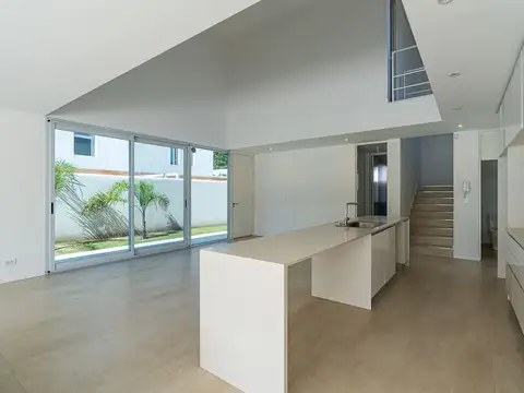 Casa 6 ambientes con 2 baños