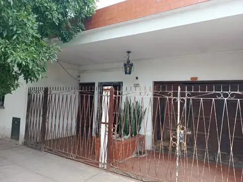 Casa con Departamento Al Fondo en Venta, Cochera & Parrilla, S. A. de Padua.