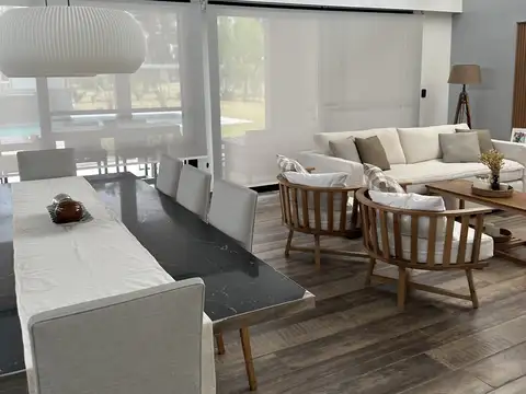 Casa 5 ambientes con 4 baños