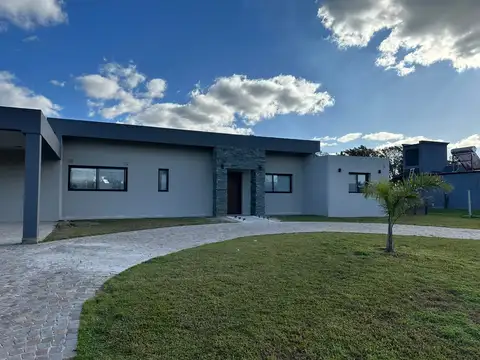 Casa 5 ambientes con 4 baños