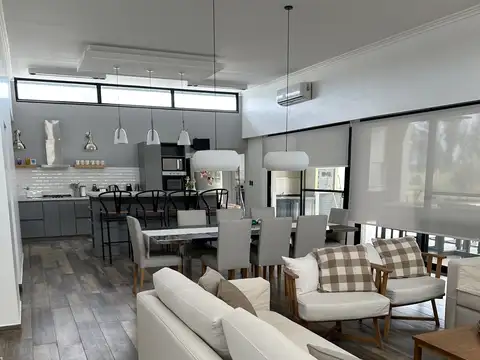 Casa en Venta con 10 cocheras