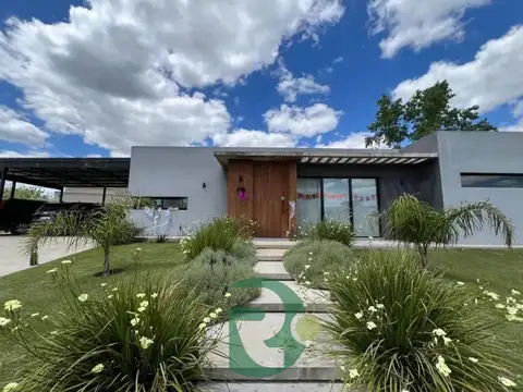 VENTA CASA 4 AMBIENTES.PILETA.LOTE 700MTS.FINCAS DE ALVAREZ