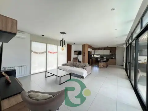 Casa en Venta con 6 cocheras