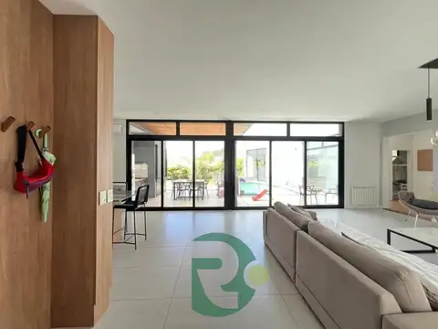 VENTA CASA 4 AMBIENTES.PILETA.LOTE 700MTS.FINCAS DE ALVAREZ