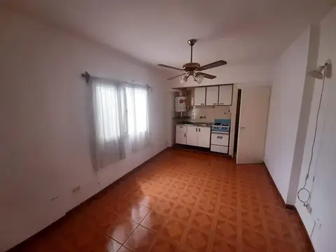 Departamento 1 ambiente lateral en Balvanera. 