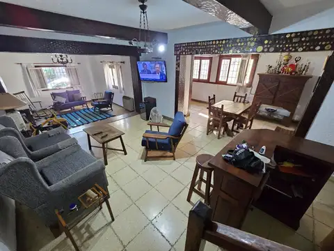 Casa 6 ambientes con 4 baños
