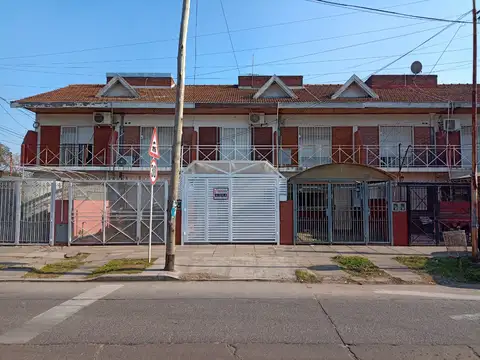 Excelente dúplex de tres ambientes con patio y cochera