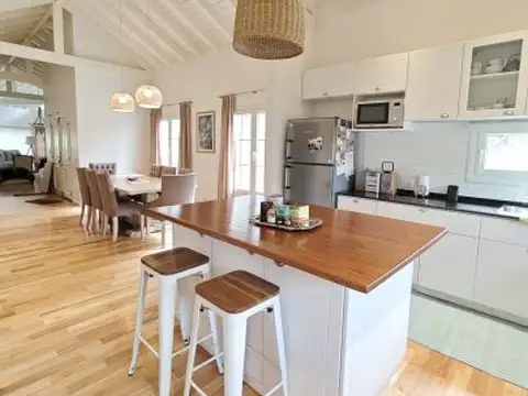 Casa premiun en alquiler — Estilo, amplitud y calidez (Rio de Pájaros)
