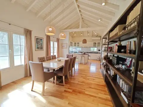 Casa premiun en alquiler — Estilo, amplitud y calidez (Rio de Pájaros)