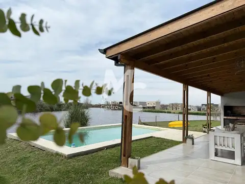 Casa en alquiler anual amoblada a la laguna en Cantón