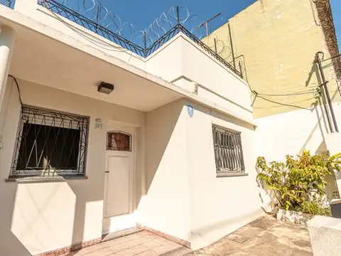 3 casas de 3 ambientes sobre lote propio ideal familia o renta en Villa Ballester