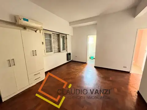 VENTA – Monoambiente luminoso con cocina independiente y acceso a terraza en Belgrano