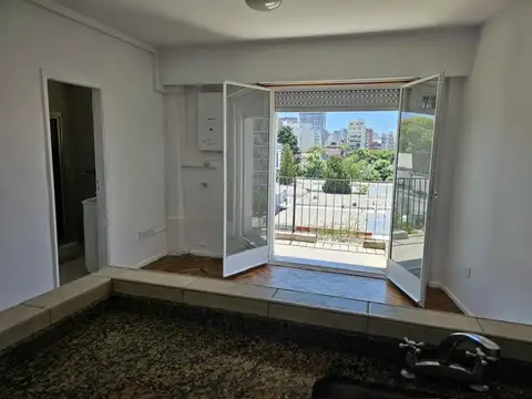 MONOAMBIENTE DUEÑO DIRECTO. Excelente estado muy luminoso al frente. Cocina completa (11) 