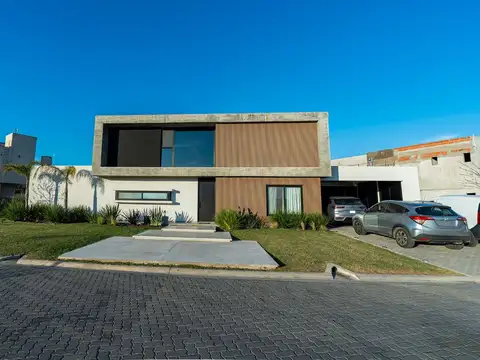 Casa en Venta en Countries y Barrios Cerrados en Berazategui, USD 620.000