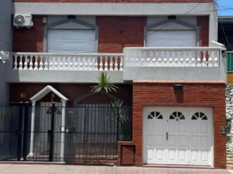 Casa 4 Ambientes con Pileta y Quincho en Venta