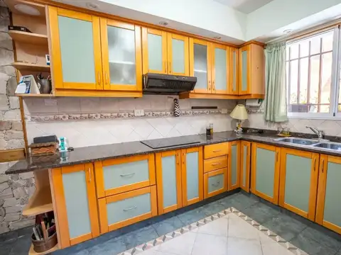 Casa 4 Ambientes con Pileta y Quincho en Venta