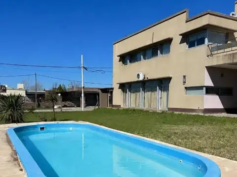 Casa de tres dormitorios en venta, pileta, cochera doble