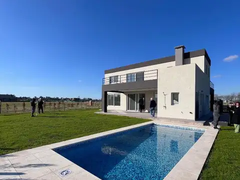 Casa 5 ambientes con 4 baños