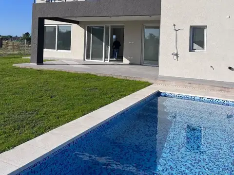 Casa en Venta con 4 cocheras