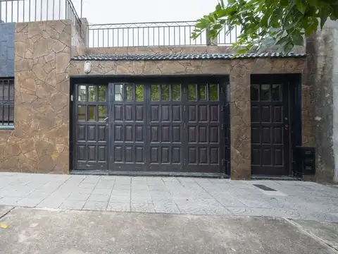 Venta casa barrio Urquiza con pileta 2 dormitorios