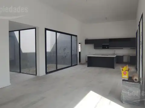 Casa 4 ambientes con 3 baños