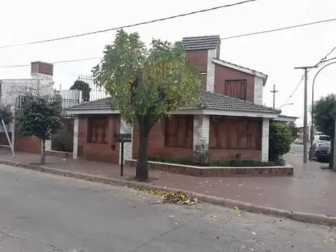 GRAN CASA 3 DORMITORIOS, DE  ARQUITECTURA CLASICA SOLIDA. APTA CREDITO