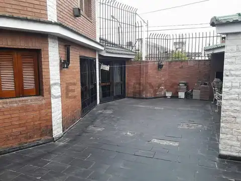 GRAN CASA 3 DORMITORIOS, DE  ARQUITECTURA CLASICA SOLIDA. APTA CREDITO