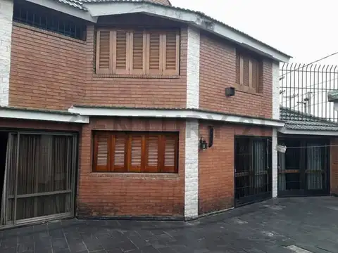 GRAN CASA 3 DORMITORIOS, DE  ARQUITECTURA CLASICA SOLIDA. APTA CREDITO