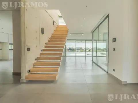 Casa en Venta con 4 cocheras