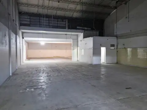 IMPONENTE GALPON DEPOSITO CON LOCAL SOBRE AVENIDA