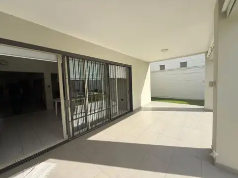 VENTA CASA 3 DORMITORIOS BARRIO CHATEAU CARRERAS