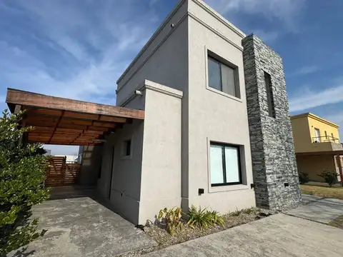 Casa 4 ambientes con 3 baños