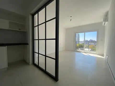AMPLIO MONOAMBIENTE CON BALCON Y COCHERA - Ituzaingó