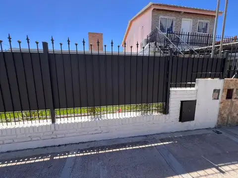 SE VENDE CASA RENOVADA CON PILETA BARRIO AYACUCHO
