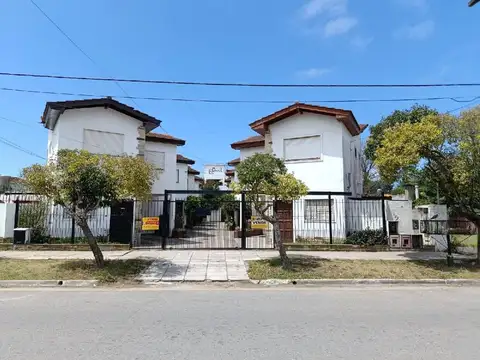 CÓMODO DÚPLEX SOBRE AVENIDA III - PLENO CENTRO