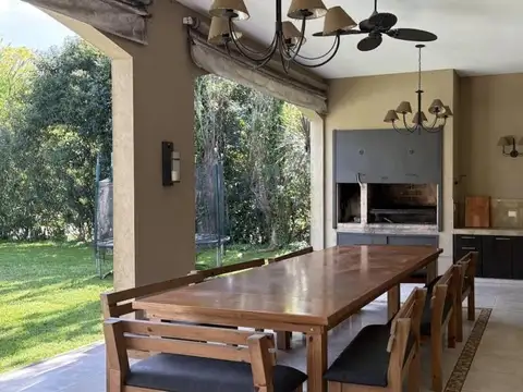 Casa en Venta con 2 cocheras