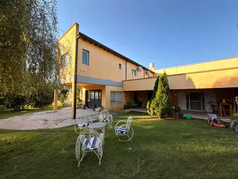 Casa quinta en Barrio la Florida con amplio parque y pileta!